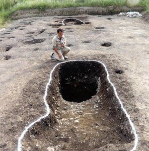 2000年前に高さ8メートルのペア門柱、祭祀空間分ける結界か…＜近江富士＞望む聖域空間だった可能性